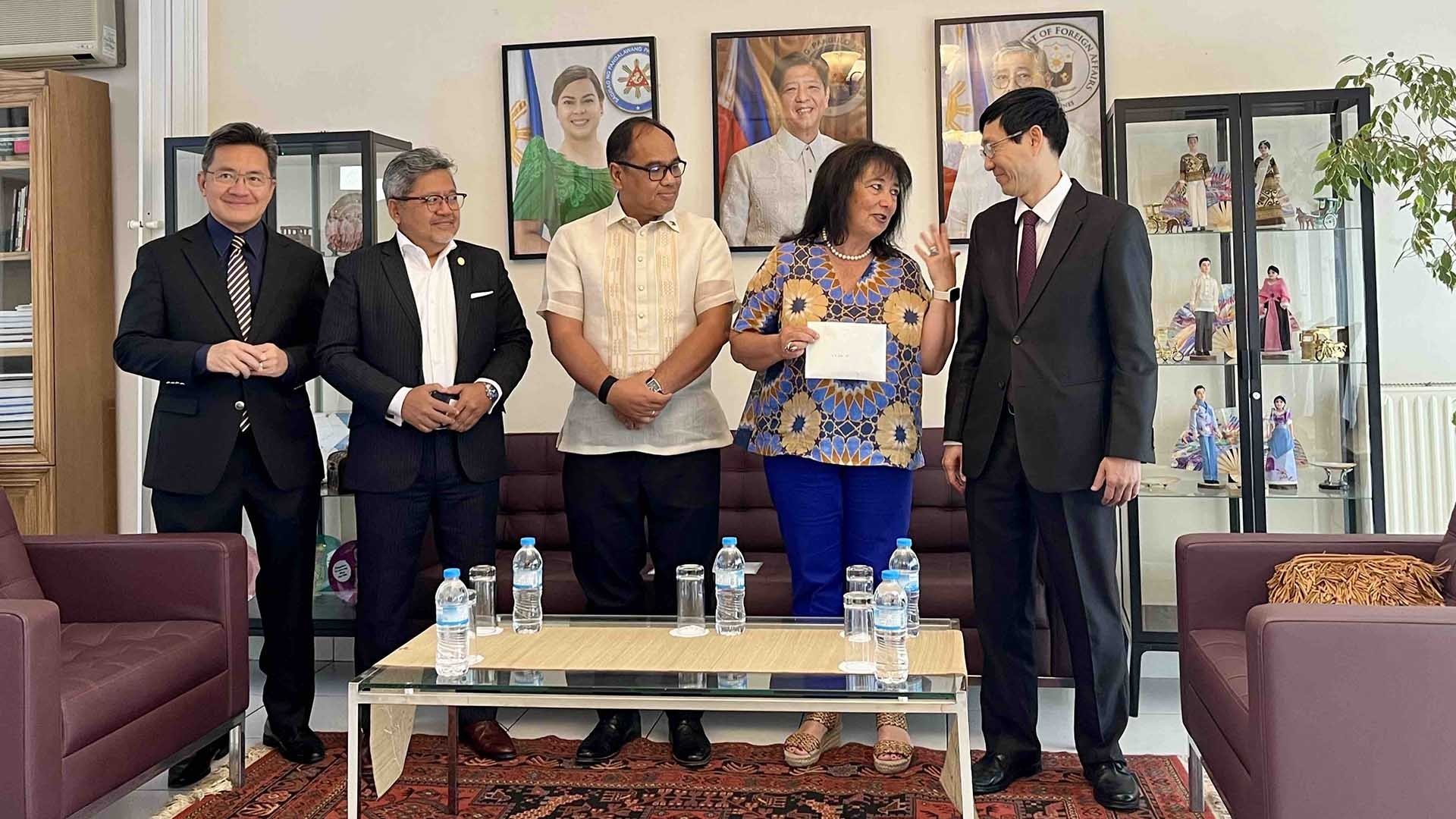 Trao tặng số tiền quyên góp tại Hội chợ ASEAN Bazaar 2024 cho Hiệp hội từ thiện ‘Bạn của trẻ em’ tại Hy Lạp