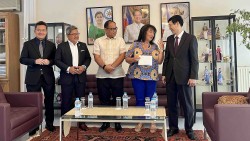 Trao tặng số tiền quyên góp tại Hội chợ ASEAN Bazaar 2024 cho Hiệp hội từ thiện ‘Bạn của trẻ em’ tại Hy Lạp