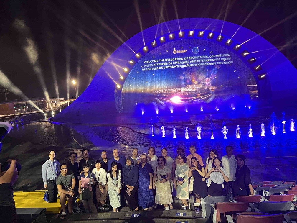 Đoàn cán bộ ngoại giao và báo chí nước ngoài thăm, khảo sát quần thể nghỉ dưỡng  của Tập đoàn Sun Group tại Phú Quốc