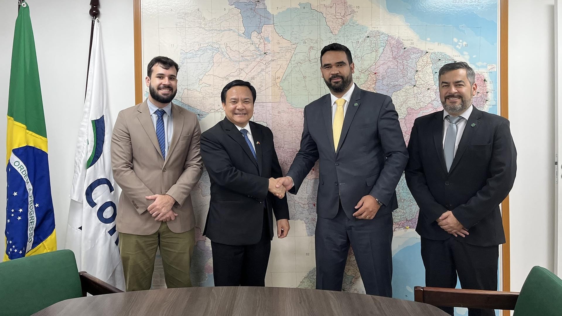 Đại sứ Bùi Văn Nghị làm việc với Công ty cung ứng quốc gia Brazil