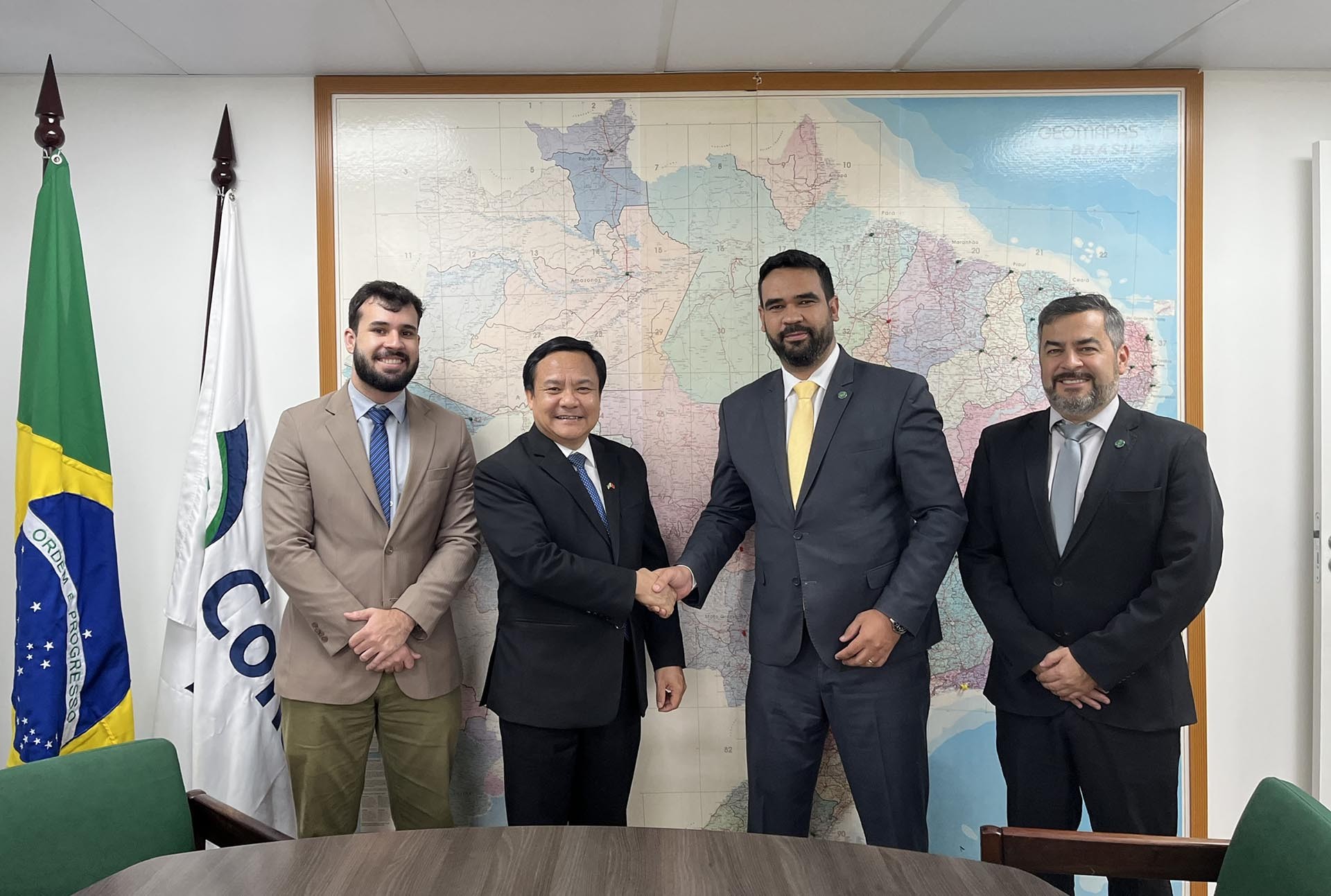 Đại sứ Bùi Văn Nghị làm việc với Công ty cung ứng quốc gia Brazil Đại sứ Bùi Văn Nghị làm việc với Công ty cung ứng quốc gia Brazil