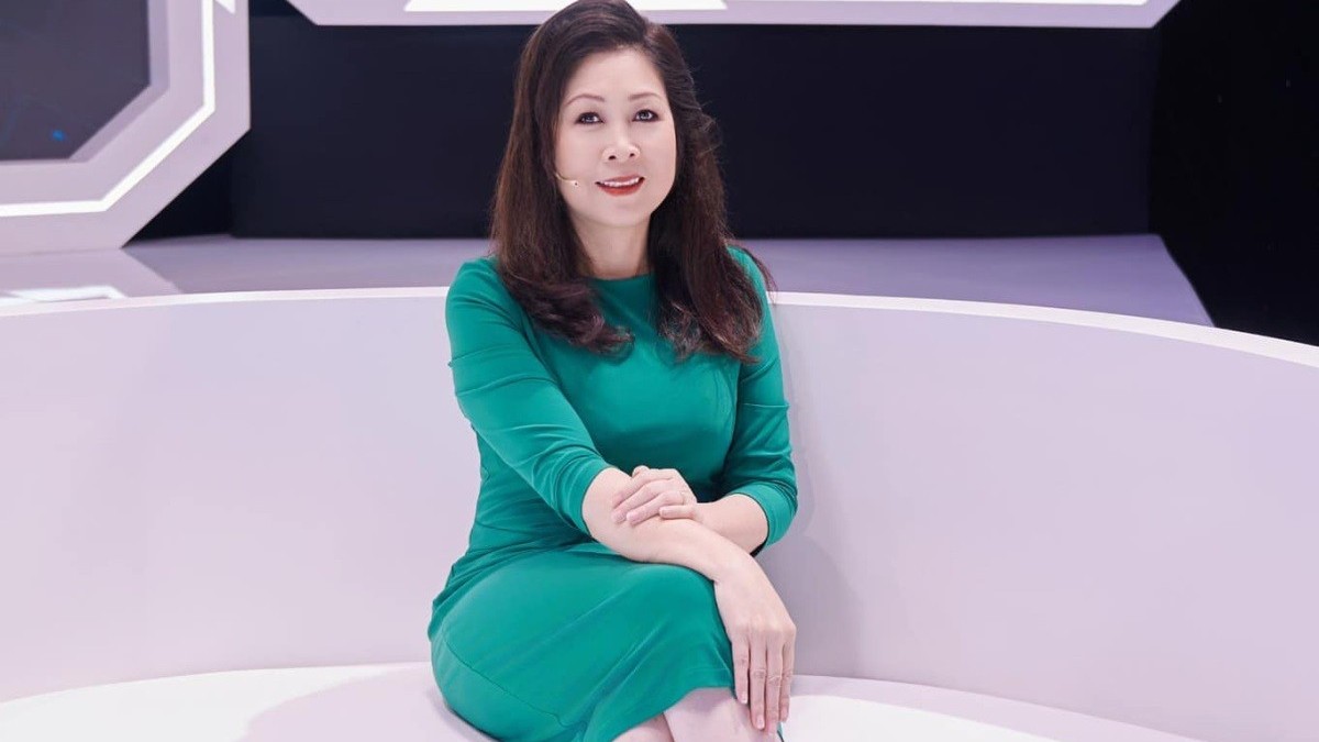 Thời trang tôn dáng của NSND Hồng Vân sau giảm cân