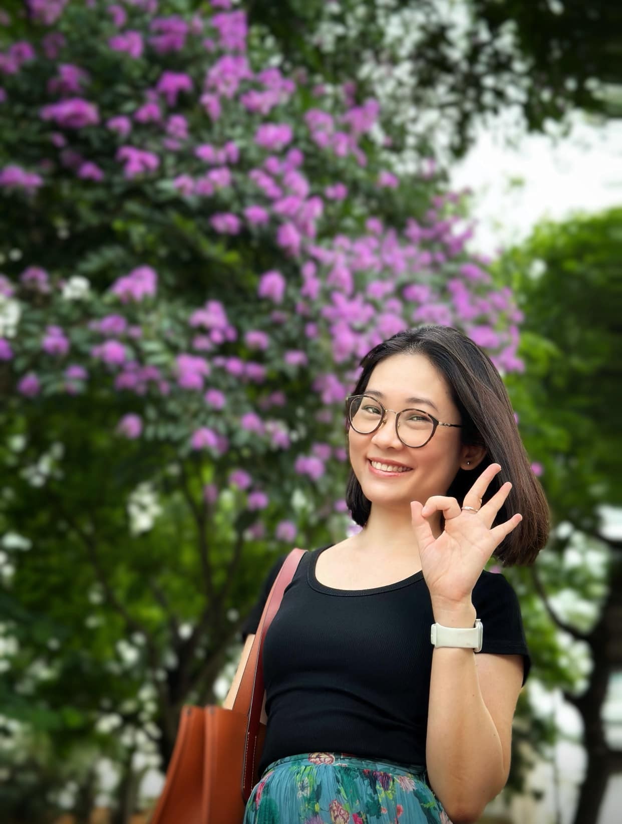 Hoa bằng lăng 'nhuộm' tím phố phường Hà Nội, các thiếu nữ cùng khoe sắc