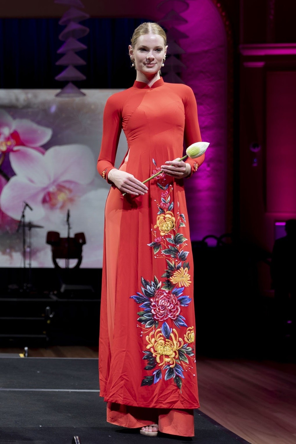 Hoa hậu Ngọc Châu trình diễn áo dài tại Australia