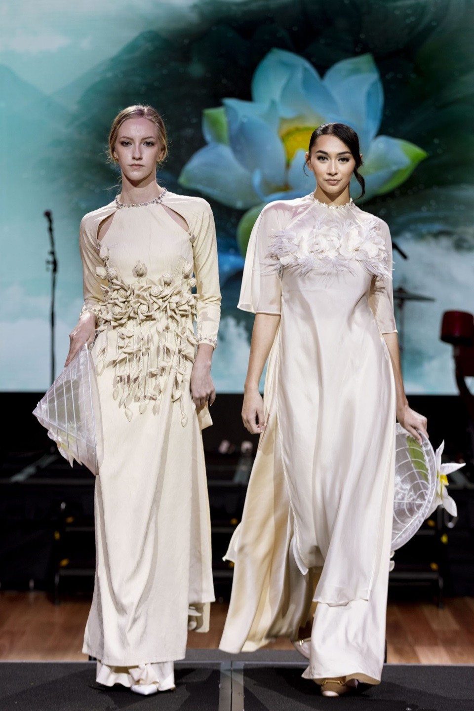 Hoa hậu Ngọc Châu trình diễn áo dài tại Australia