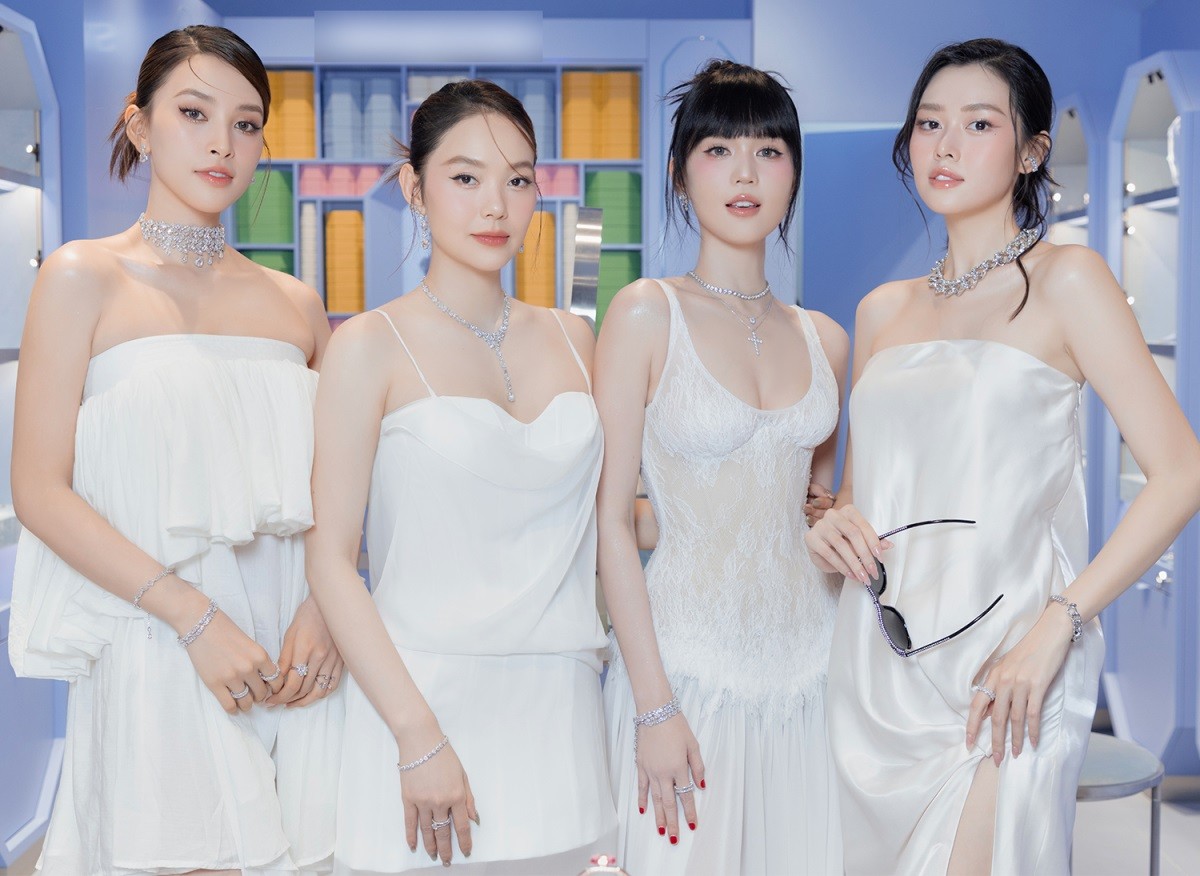 Ngọc Trinh (thứ hai từ phải qua) diện thiết kế xuyên thấu, hội ngộ dàn mỹ nhân showbiz (từ trái qua) gồm Tiểu Vy, Minh Hằng, Tường San ở một sự kiện diễn ra hôm 15/5. Ngọc Trinh (thứ hai từ phải qua) diện thiết kế xuyên thấu, hội ngộ dàn mỹ nhân showbiz (từ trái qua) gồm Tiểu Vy, Minh Hằng, Tường San ở một sự kiện diễn ra hôm 15/5.