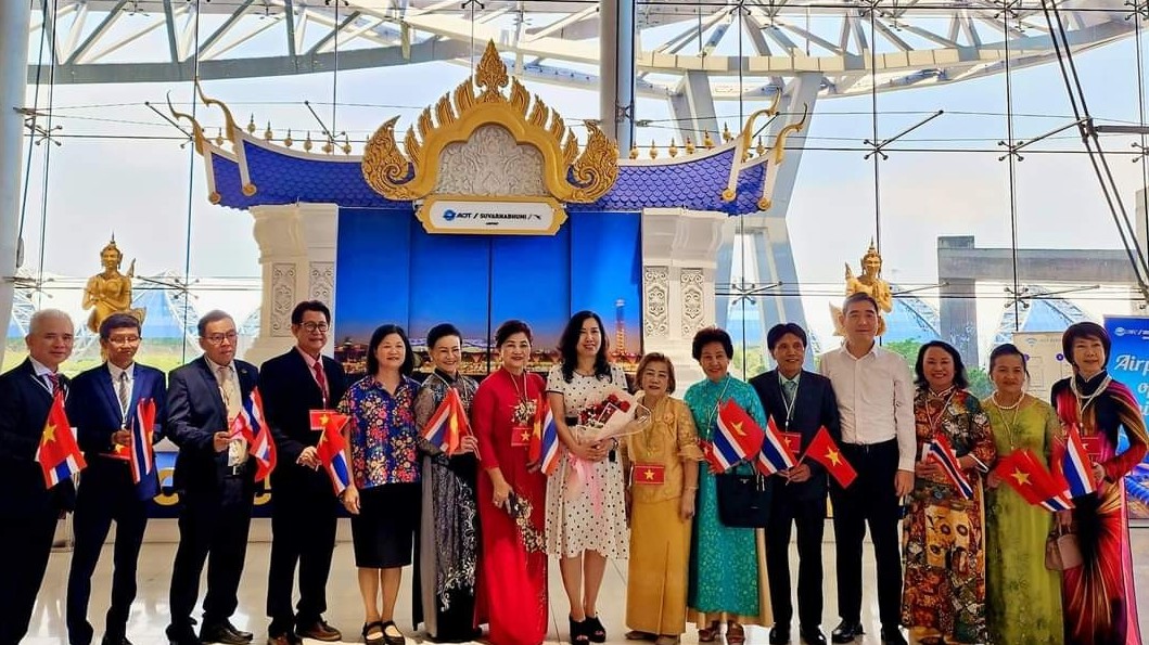 Thứ trưởng Bộ Ngoại giao Lê Thị Thu Hằng thăm và làm việc với cộng đồng người Việt Nam tại Thái Lan