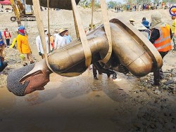 Lào khai quật bức tượng Phật bí ẩn cao 2m