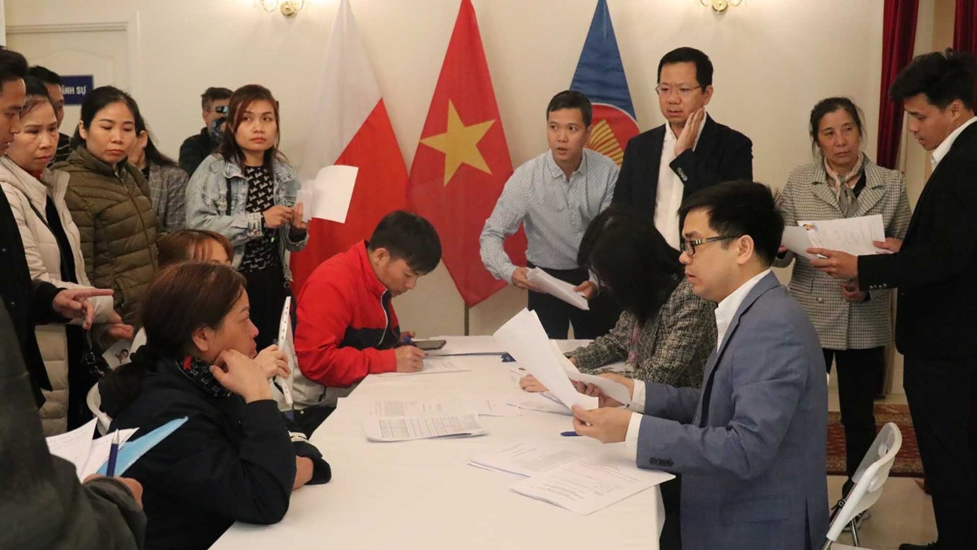 Đại sứ quán Việt Nam tại Ba Lan hỗ trợ bà con người Việt bị ảnh hưởng bởi vụ cháy Trung tâm thương mại làm lại giấy tờ