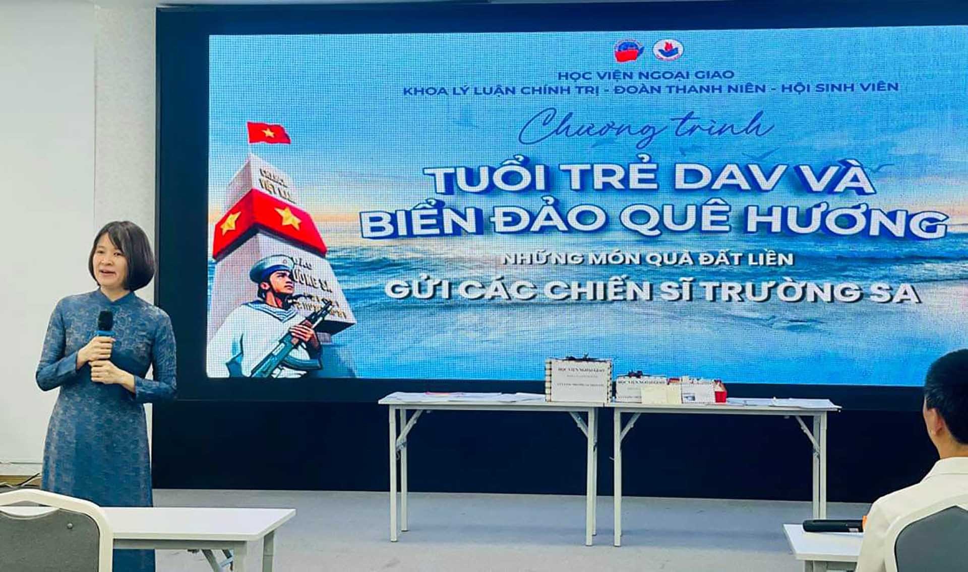 Giảng viên, sinh viên Học viện Ngoại giao gửi quà cho bộ đội Trường Sa