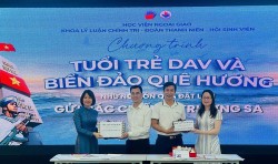 Giảng viên, sinh viên Học viện Ngoại giao gửi quà tới chiến sĩ Trường Sa