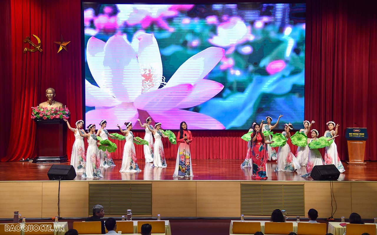 Phát động thi đua ‘cán bộ, đảng viên Đảng bộ Bộ Ngoại giao học tập và làm theo phong cách ngoại giao Hồ Chí Minh’ Phát động thi đua ‘cán bộ, đảng viên Đảng bộ Bộ Ngoại giao học tập và làm theo phong cách ngoại giao Hồ Chí Minh’