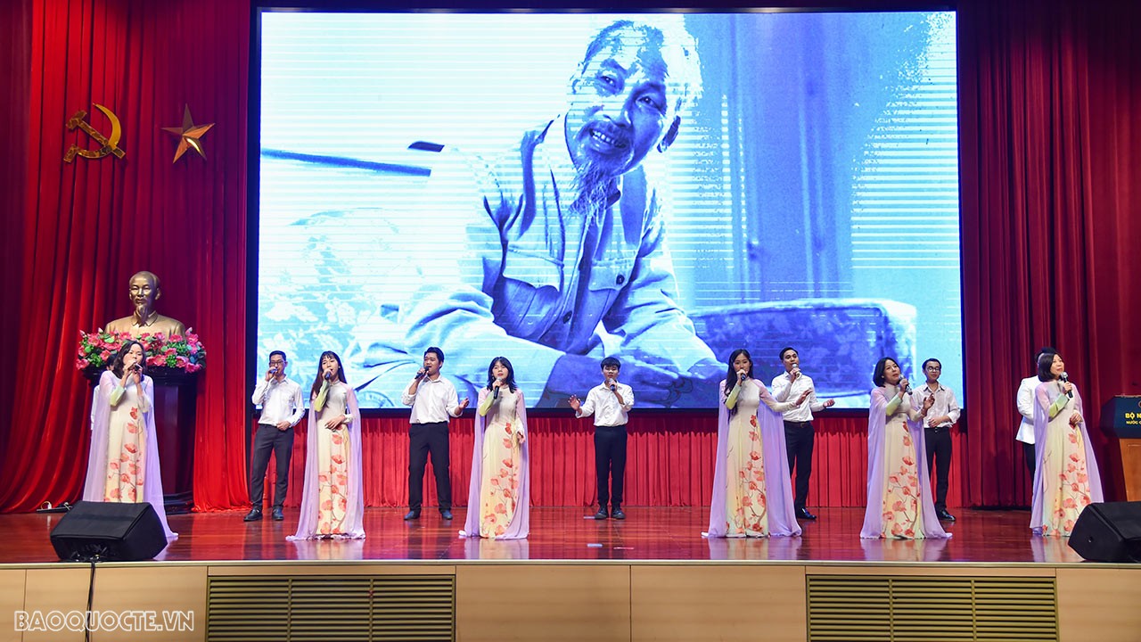 Phát động thi đua ‘cán bộ, đảng viên Đảng bộ Bộ Ngoại giao học tập và làm theo phong cách ngoại giao Hồ Chí Minh’ Phát động thi đua ‘cán bộ, đảng viên Đảng bộ Bộ Ngoại giao học tập và làm theo phong cách ngoại giao Hồ Chí Minh’