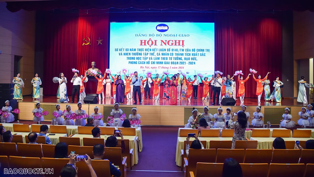 Phát động thi đua ‘cán bộ, đảng viên Đảng bộ Bộ Ngoại giao học tập và làm theo phong cách ngoại giao Hồ Chí Minh’ Phát động thi đua ‘cán bộ, đảng viên Đảng bộ Bộ Ngoại giao học tập và làm theo phong cách ngoại giao Hồ Chí Minh’