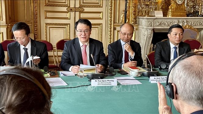 Phái đoàn Việt Nam do Thứ trưởng Bộ Kế hoạch và Đầu tư Trần Quốc Phương dẫn đầu tham dự Kỳ họp lần thứ 8 Đối thoại cấp cao thường niên về kinh tế Việt – Pháp. Ảnh: Nguyễn Thu Hà/Pv TTXVN tại Pháp Phái đoàn Việt Nam do Thứ trưởng Bộ Kế hoạch và Đầu tư Trần Quốc Phương dẫn đầu tham dự Kỳ họp lần thứ 8 Đối thoại cấp cao thường niên về kinh tế Việt – Pháp. Ảnh: Nguyễn Thu Hà/Pv TTXVN tại Pháp