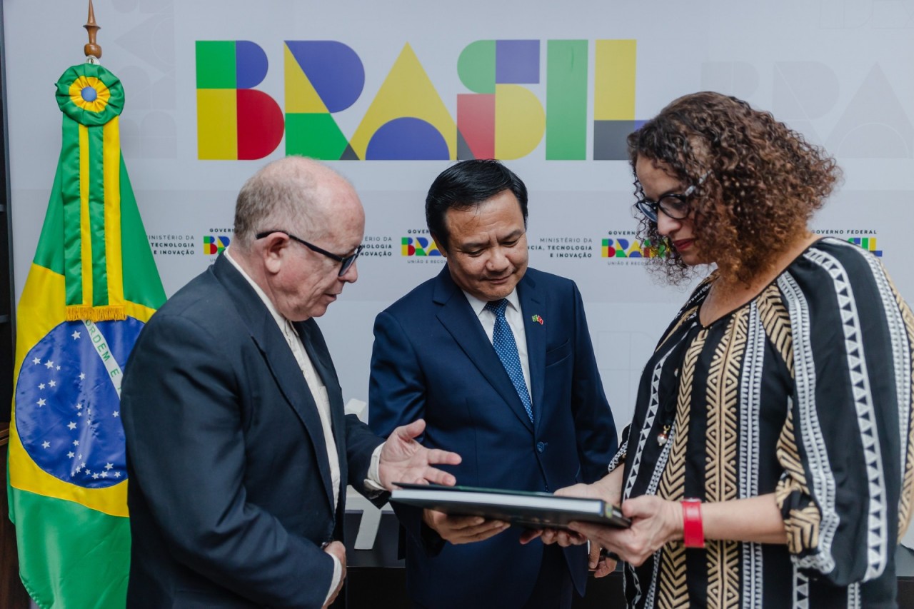 Đại sứ Bùi Văn Nghị .... Đại sứ Bùi Văn Nghị ....