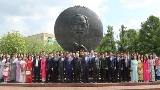 Cộng đồng người Việt tại Nga dâng hoa tưởng nhớ Chủ tịch Hồ Chí Minh