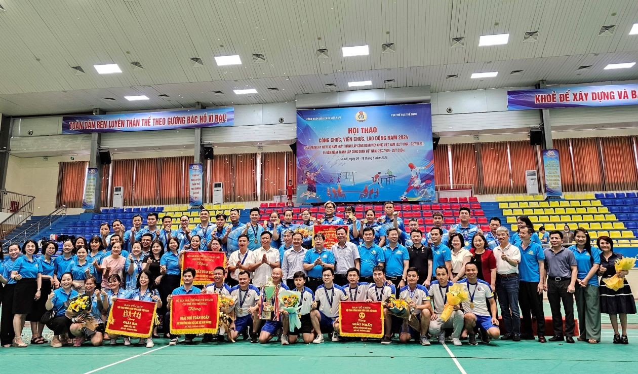 Ban tổ chức chụp ảnh lưu niệm cùng các đội thi đấu. (Ảnh: Toàn Thắng) Ban tổ chức chụp ảnh lưu niệm cùng các đội thi đấu. (Ảnh: Toàn Thắng)