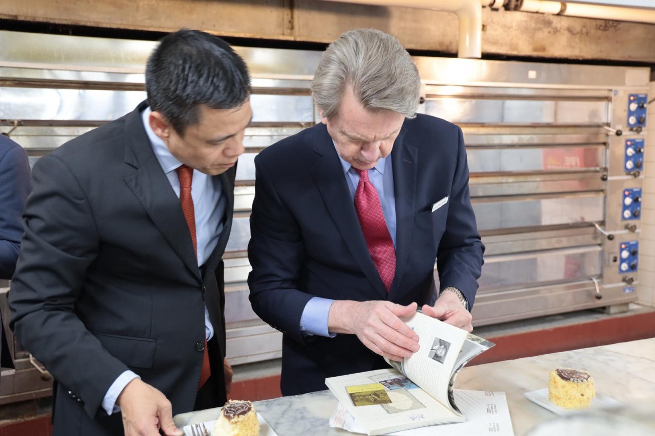 Đại sứ Đặng Hoàng Giang cùng Tổng Giám đốc John Murtha trao đổi nội dung liên quan đến Chủ tịch Hồ Chí Minh trong cuốn sách về lịch sử khách sạn Omni Parker House Đại sứ Đặng Hoàng Giang cùng Tổng Giám đốc John Murtha trao đổi nội dung liên quan đến Chủ tịch Hồ Chí Minh trong cuốn sách về lịch sử khách sạn Omni Parker House