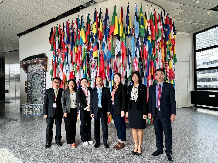 Đoàn liên ngành Việt Nam do Đại sứ Nguyễn Trung Kiên, Đại diện thường trực của Việt Nam bên cạnh Liên hợp quốc, IAEA và các tổ chức quốc tế tại Vienna, làm trưởng đoàn dự Hội nghị lần thứ 33, Uỷ ban ngăn ngừa tội phạm và tư pháp hình sự. (Nguồn: Đại sứ quán Việt Nam tại Áo) Đoàn liên ngành Việt Nam do Đại sứ Nguyễn Trung Kiên, Đại diện thường trực của Việt Nam bên cạnh Liên hợp quốc, IAEA và các tổ chức quốc tế tại Vienna, làm trưởng đoàn dự Hội nghị lần thứ 33, Uỷ ban ngăn ngừa tội phạm và