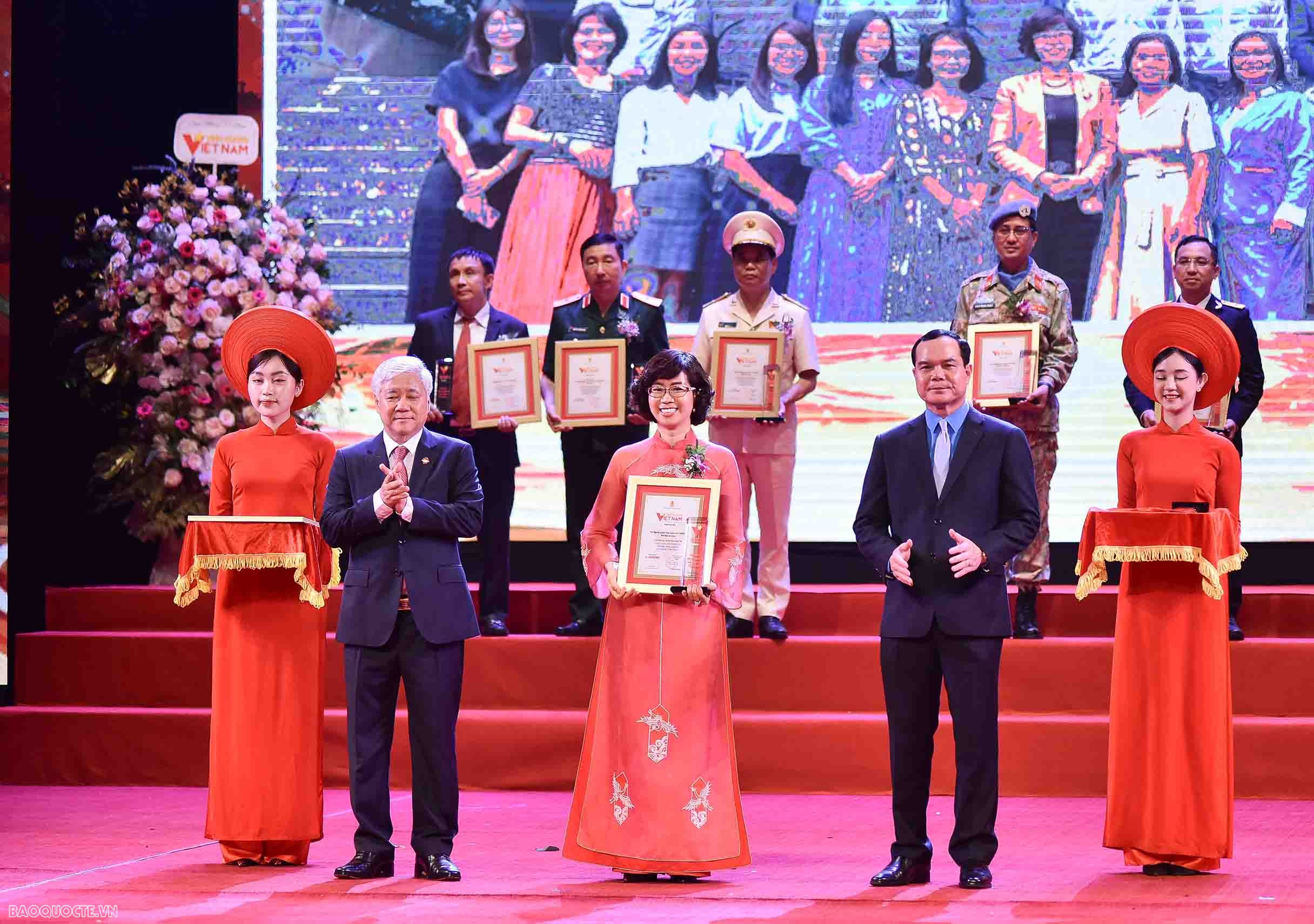 Vụ Ngoại giao Văn hóa và UNESCO được vinh danh tại Chương trình Vinh quang Việt Nam Vụ Ngoại giao Văn hóa và UNESCO được vinh danh tại Chương trình Vinh quang Việt Nam