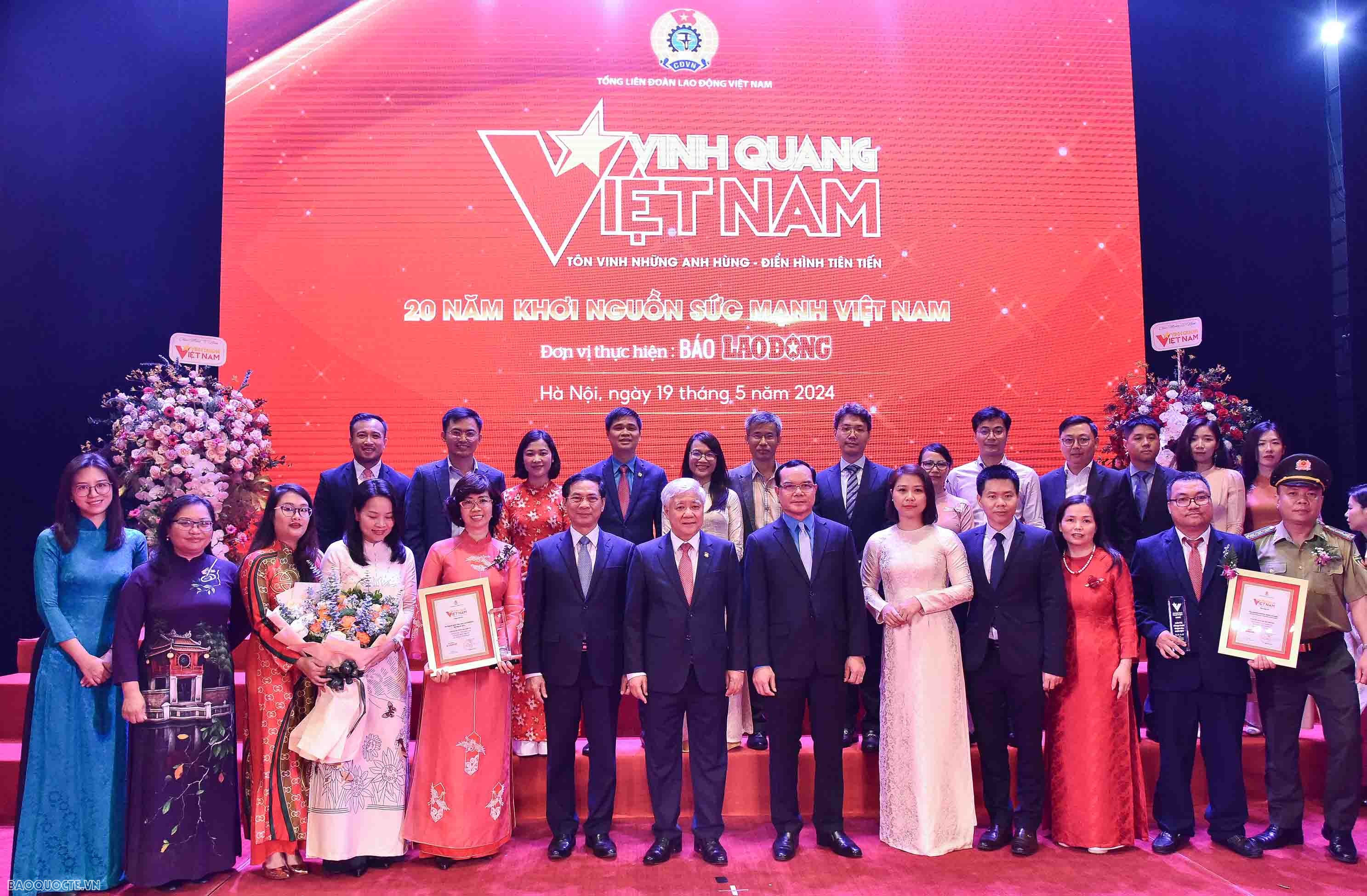 Đằng sau câu chuyện thành công Đằng sau câu chuyện thành công