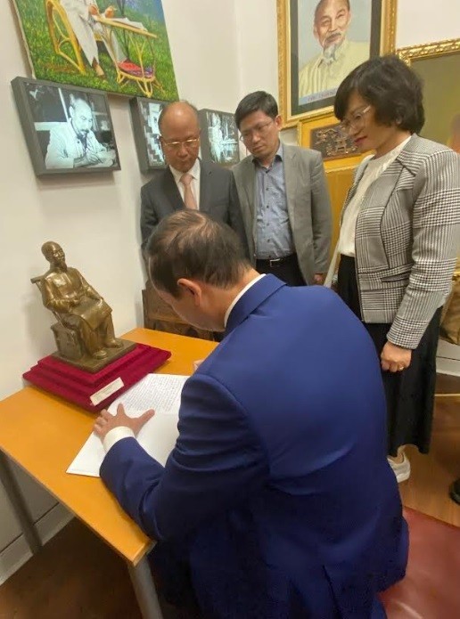 Cơ quan đại diện Việt Nam tại Pháp và Bỉ tổ chức hoạt động về nguồn nhân dịp kỷ niệm sinh nhật Bác Cơ quan đại diện Việt Nam tại Pháp và Bỉ tổ chức hoạt động về nguồn nhân dịp kỷ niệm sinh nhật Bác