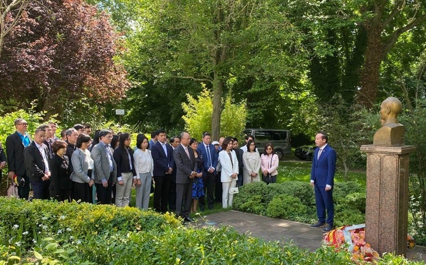 Cơ quan đại diện Việt Nam tại Pháp và Bỉ tổ chức hoạt động về nguồn nhân dịp kỷ niệm sinh nhật Bác Cơ quan đại diện Việt Nam tại Pháp và Bỉ tổ chức hoạt động về nguồn nhân dịp kỷ niệm sinh nhật Bác