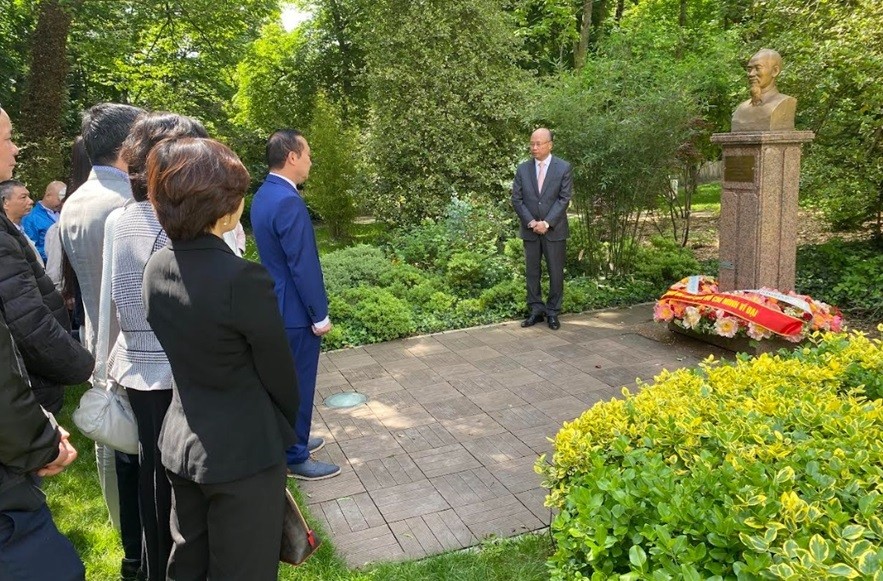 Cơ quan đại diện Việt Nam tại Pháp và Bỉ tổ chức hoạt động về nguồn nhân dịp kỷ niệm sinh nhật Bác Cơ quan đại diện Việt Nam tại Pháp và Bỉ tổ chức hoạt động về nguồn nhân dịp kỷ niệm sinh nhật Bác