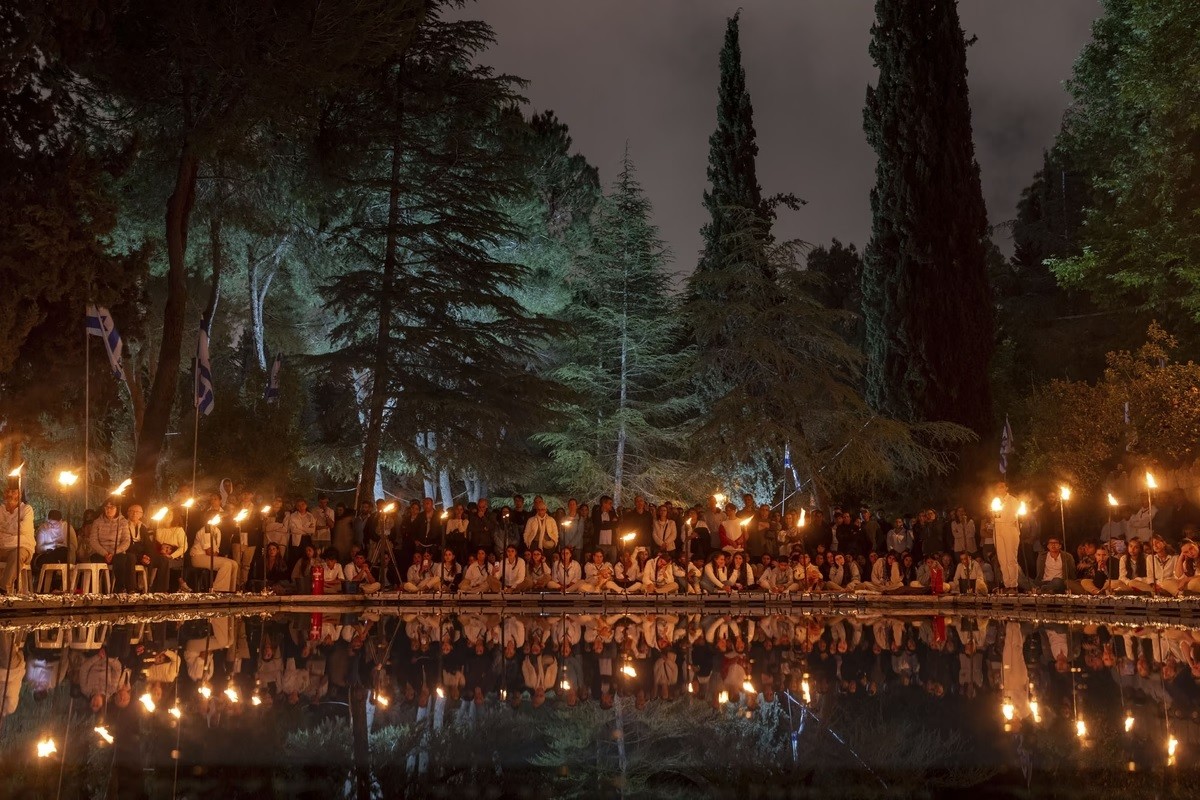 Ảnh ấn tượng (13-19/5): Tổng thống Ukraine nói phương Tây tạo cho Nga ‘lợi thế lớn nhất', Ngoại trưởng Mỹ chơi nhạc tại quán bar ở Kiev