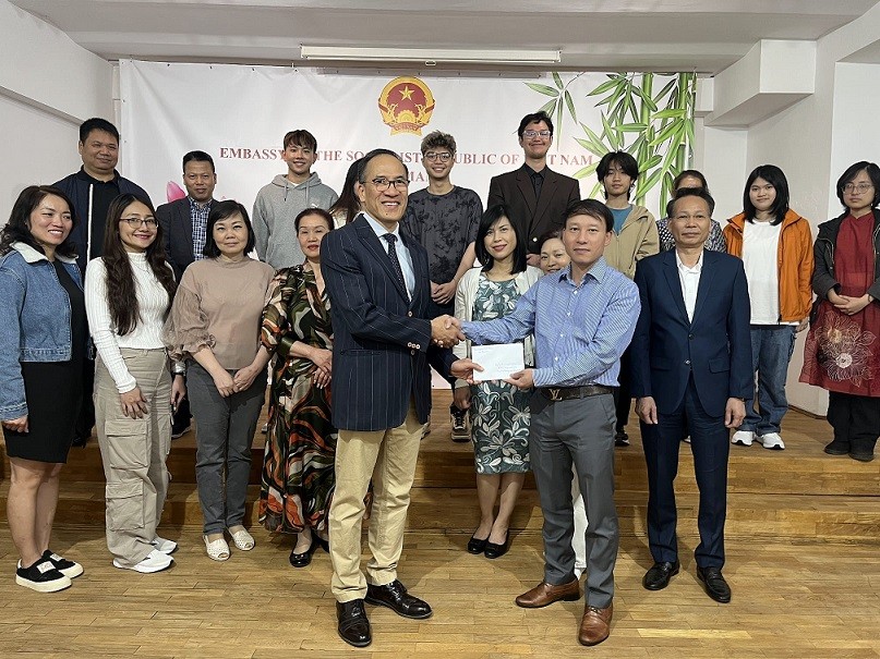 Người Việt tại Romania thi đua học tập theo tấm gương Chủ tịch Hồ Chí Minh