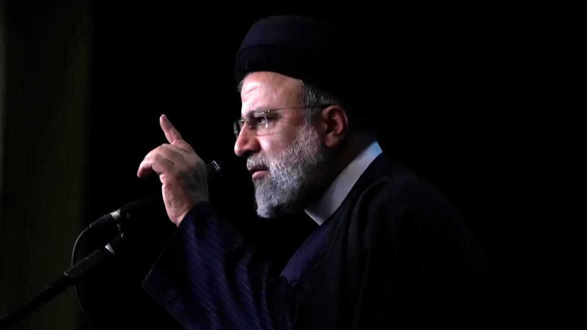 Hiện trường thảm khốc trong vụ tai nạn máy bay chở Tổng thống Iran