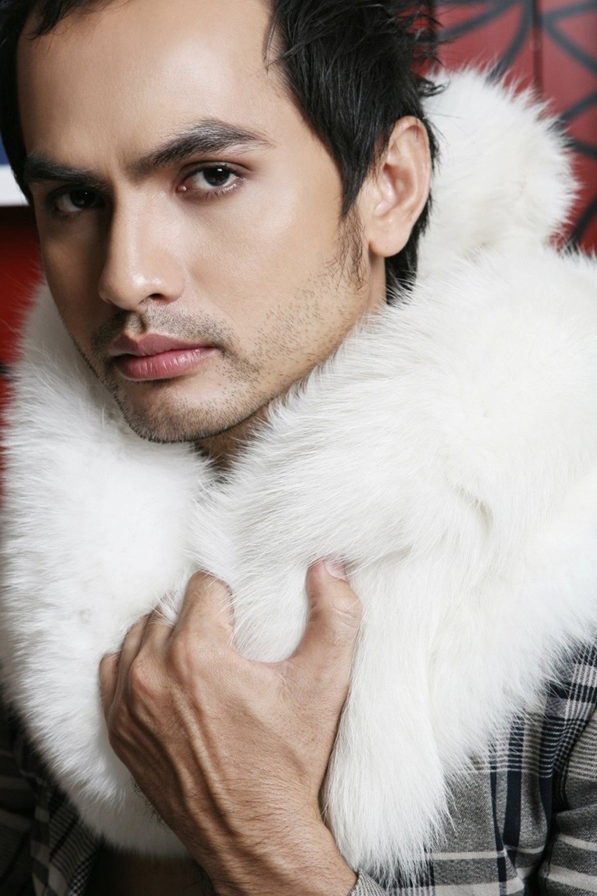 Trước khi theo đuổi nghề diễn xuất, làm MC, Đức Tiến là người mẫu kỳ cựu của làng mốt Việt 20 năm trước. Thời điểm đó, anh gây ấn tượng với ngoại hình góc cạnh cùng mái tóc bồng bềnh, râu quai nón, thường diễn xuất lạnh lùng trong những bức hình. Trước khi theo đuổi nghề diễn xuất, làm MC, Đức Tiến là người mẫu kỳ cựu của làng mốt Việt 20 năm trước. Thời điểm đó, anh gây ấn tượng với ngoại hình góc cạnh cùng mái tóc bồng bềnh, râu quai nón, thường diễn xuất lạnh lùng trong những bức hình.