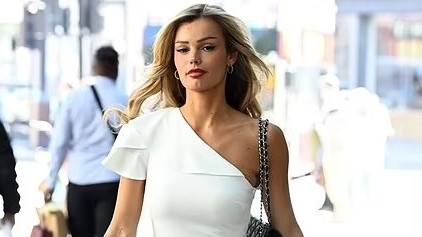 Bạn gái Jude Bellingham rạng rỡ ở Anh