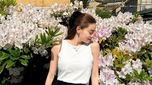 Hồ Ngọc Hà hút ánh nhìn với áo ba lỗ 'đơn giản mà sang'