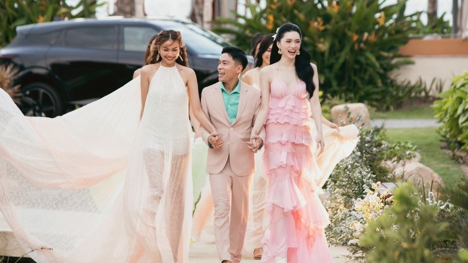 Siêu mẫu Thanh Hằng, Hoa hậu Hương Giang gợi cảm trong BST thời trang Hè