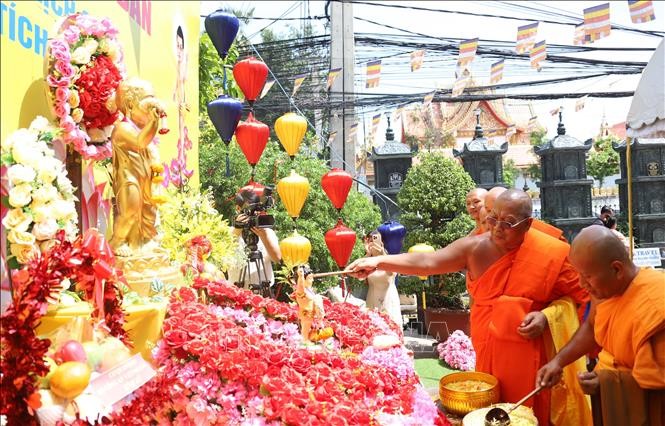 Đại lễ Phật đản của cộng đồng người Việt tại Lào