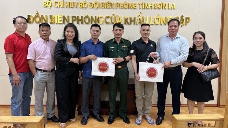Đoàn công tác Công đoàn Bộ Ngoại giao thăm Đồn Biên phòng Cửa khẩu Lóng Sập
