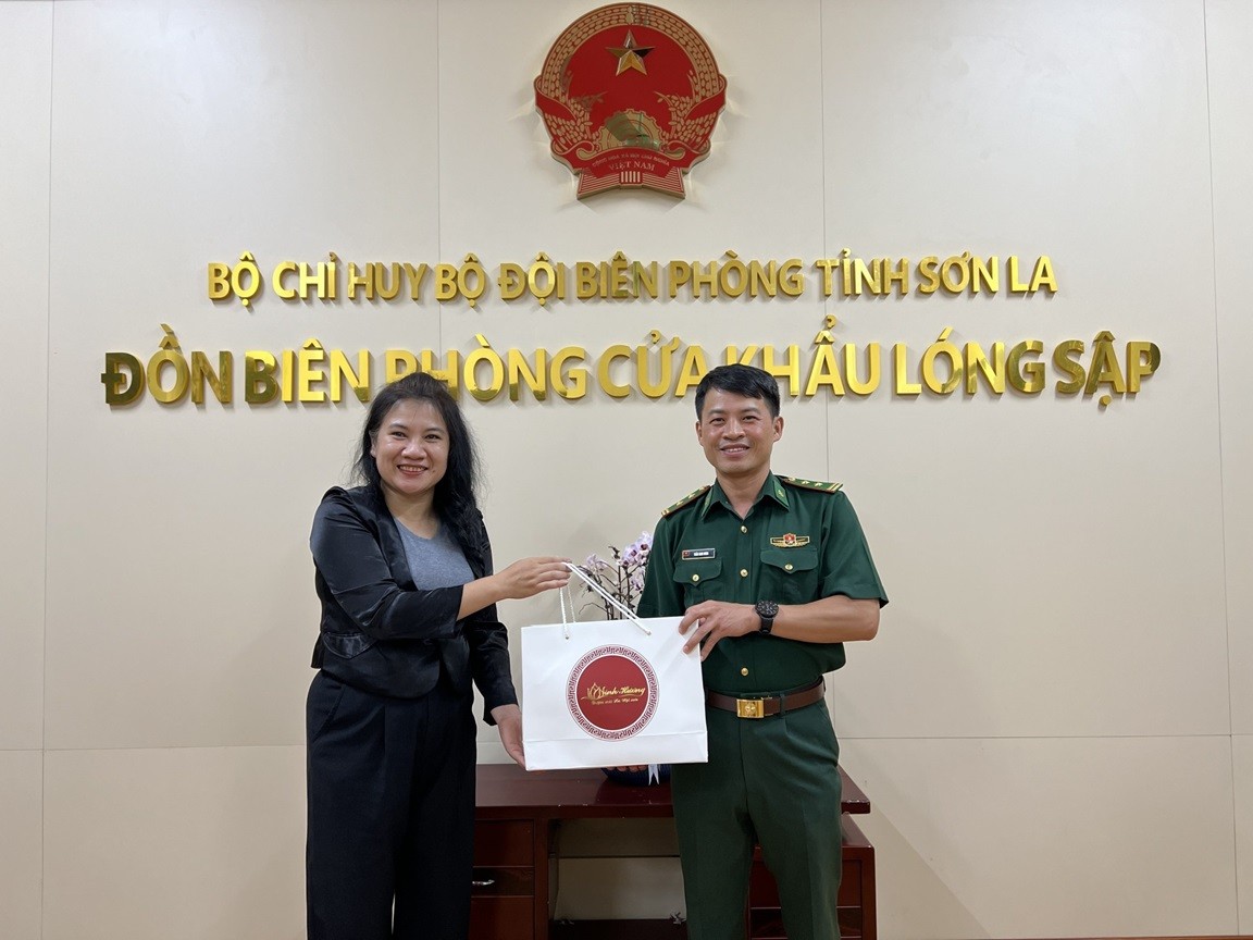 Đoàn công tác Công đoàn Bộ Ngoại giao thăm Đồn Biên phòng Cửa khẩu Lóng Sập