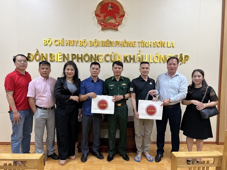 Đoàn công tác Công đoàn Bộ Ngoại giao thăm Đồn Biên phòng Cửa khẩu Lóng Sập