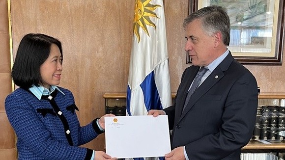 Đại sứ Ngô Minh Nguyệt trình bản sao Thư ủy nhiệm lên Bộ trưởng Ngoại giao Uruguay