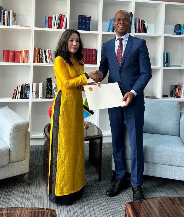 Đại sứ Vũ Thanh Huyền trình bản sao Thư ủy nhiệm lên Bộ trưởng Bộ Ngoại giao Tanzania ngày 22/5/2024. Đại sứ Vũ Thanh Huyền trình bản sao Thư ủy nhiệm lên Bộ trưởng Bộ Ngoại giao Tanzania ngày 22/5/2024.