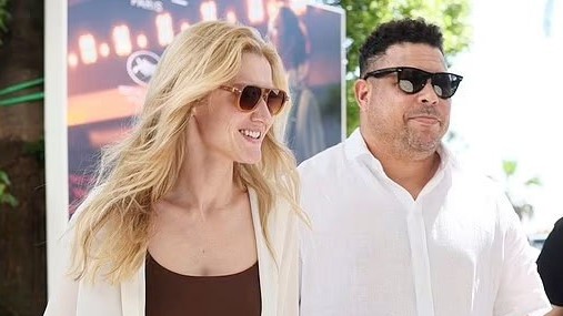 Hình ảnh huyền thoại bóng đá Ronaldo Luís Nazário de Lima và vợ tại Cannes, Pháp