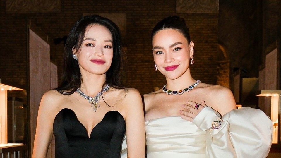 Ca sĩ Hồ Ngọc Hà đọ dáng diễn viên Thư Kỳ tại sự kiện thời trang