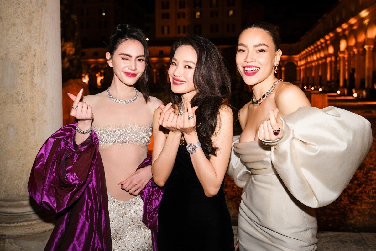 Ca sĩ Hồ Ngọc Hà đọ dáng diễn viên Thư Kỳ tại sự kiện thời trang