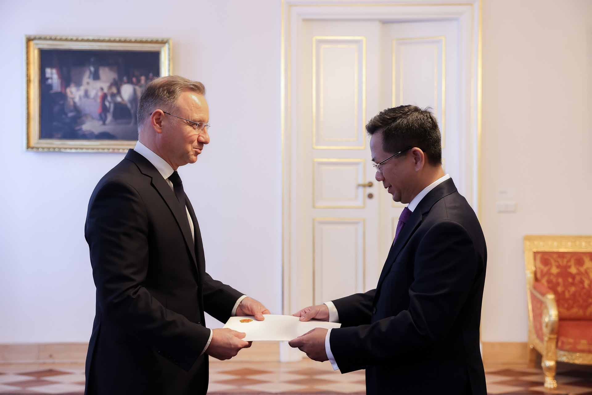 Đại sứ Hà Hoàng Hải trình Thư ủy nhiệm lên Tổng thống Ba Lan Andrzej Duda Đại sứ Hà Hoàng Hải trình Thư ủy nhiệm lên Tổng thống Ba Lan Andrzej Duda