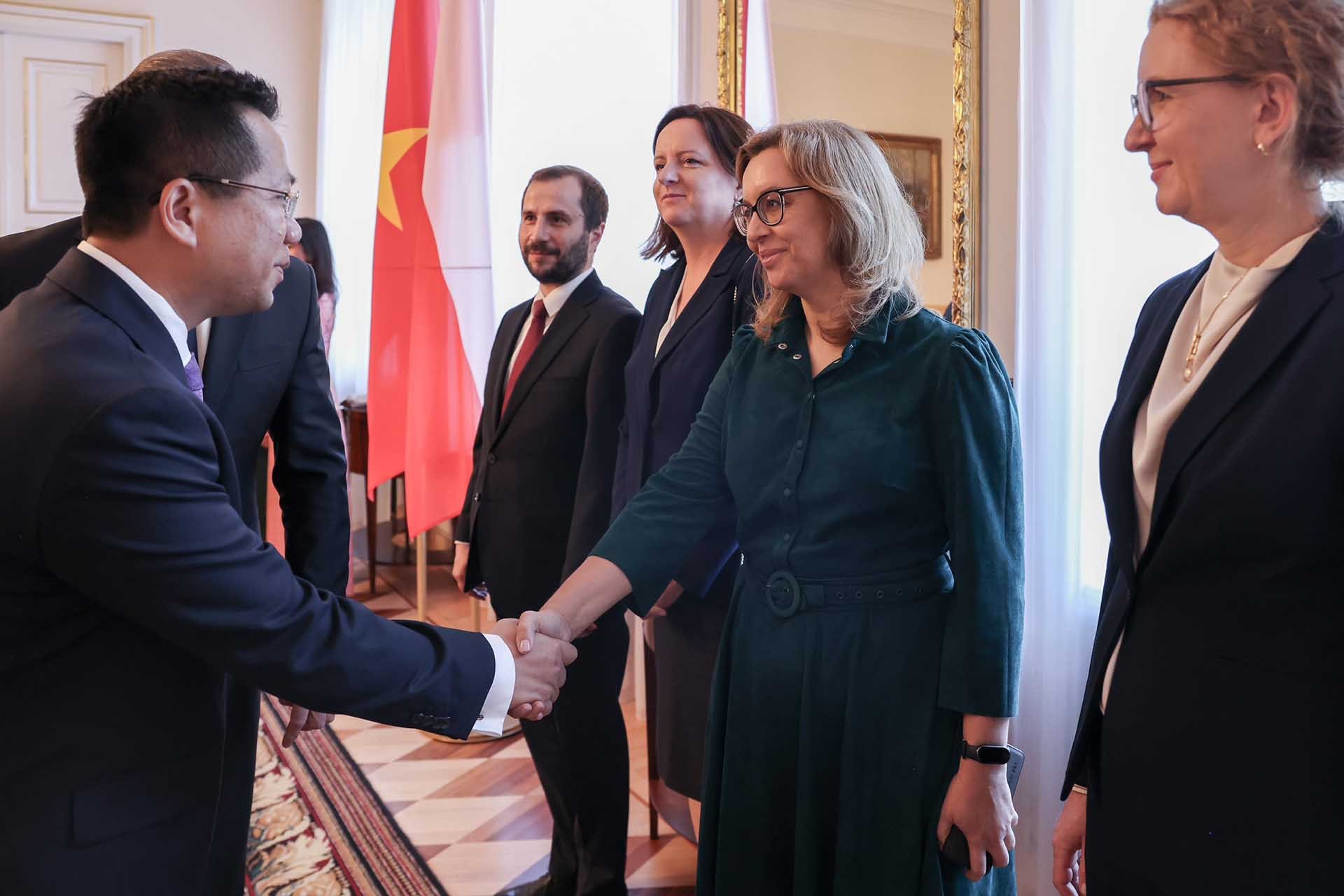 Đại sứ Hà Hoàng Hải trình Thư ủy nhiệm lên Tổng thống Ba Lan Andrzej Duda Đại sứ Hà Hoàng Hải trình Thư ủy nhiệm lên Tổng thống Ba Lan Andrzej Duda