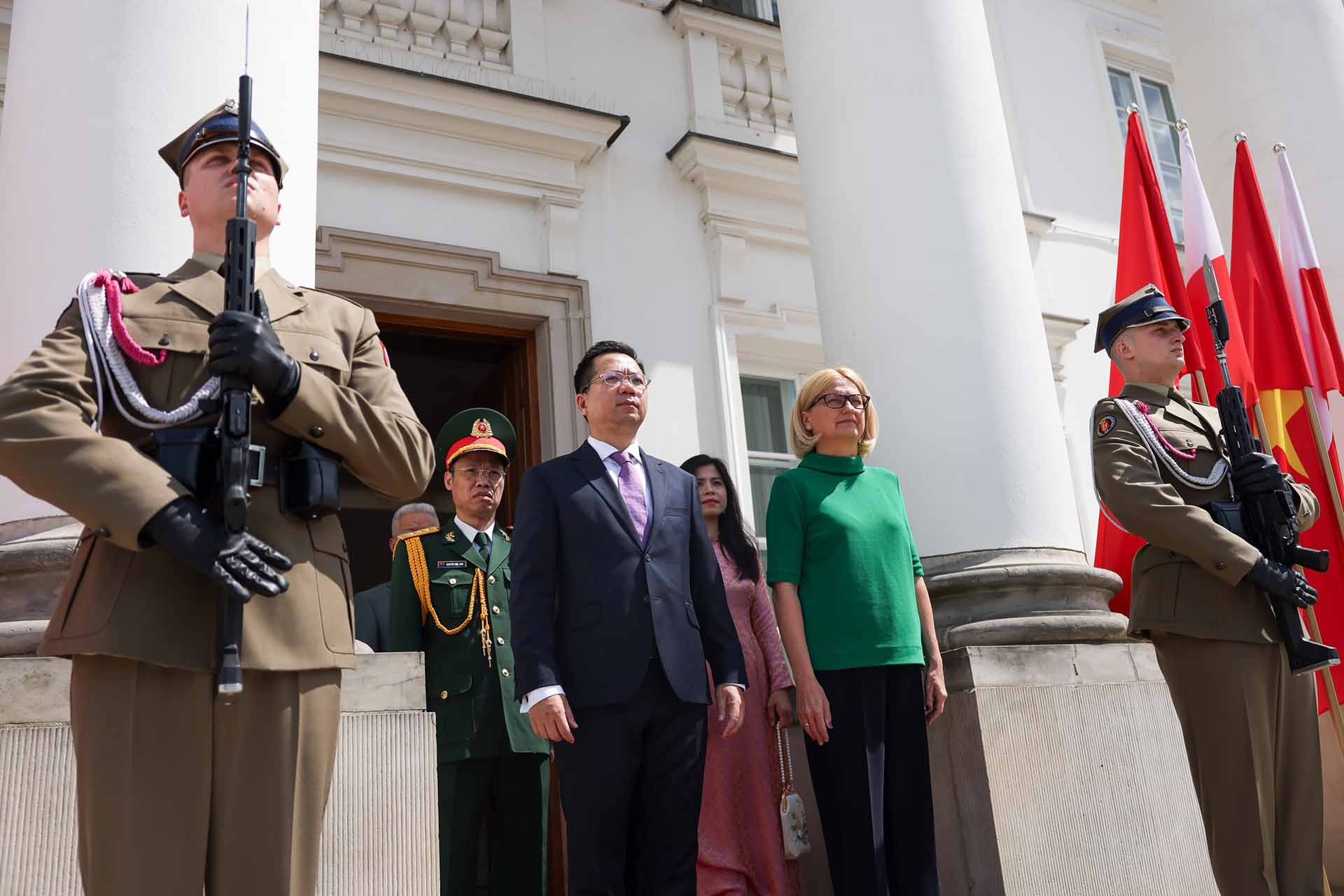 Đại sứ Hà Hoàng Hải trình Thư ủy nhiệm lên Tổng thống Ba Lan Andrzej Duda Đại sứ Hà Hoàng Hải trình Thư ủy nhiệm lên Tổng thống Ba Lan Andrzej Duda