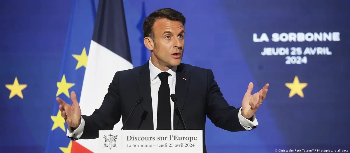 Tổng thống Pháp Emmanuel Macron phát biểu tại Sorbonne, ngày 25/4/2024, cảnh báo châu Âu sẽ tụt lại phía sau. (Nguồn: AP) Tổng thống Pháp Emmanuel Macron phát biểu tại Sorbonne, ngày 25/4/2024, cảnh báo châu Âu sẽ tụt lại phía sau. (Nguồn: AP)