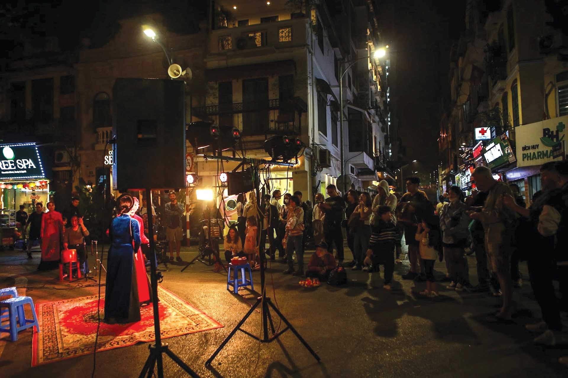 Du khách say mê theo dõi những màn biểu diễn Tuồng trên phố cổ. (Ảnh: Phương Anh) Du khách say mê theo dõi những màn biểu diễn Tuồng trên phố cổ. (Ảnh: Phương Anh)